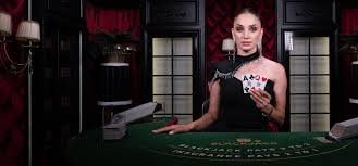 Tampilan dealer dan meja Free Bet Blackjack dalam studio live maria togel